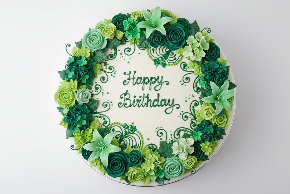 let the cake be white but have plenty green decorattion let happy birtday too be green